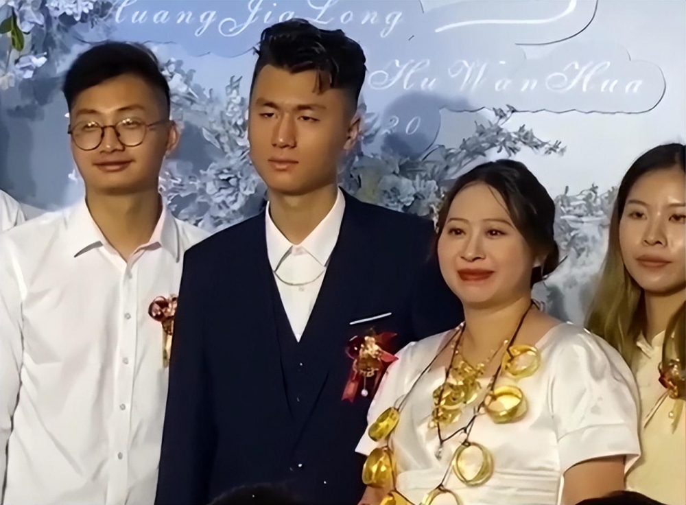 甚至有網民用「生無可戀」形容新郎,指佢好似被逼結婚咁。