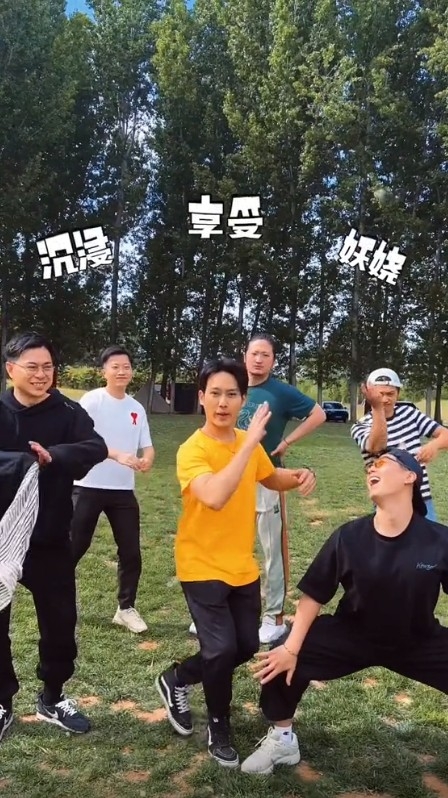 而佢仲同朋友興奮跳舞~