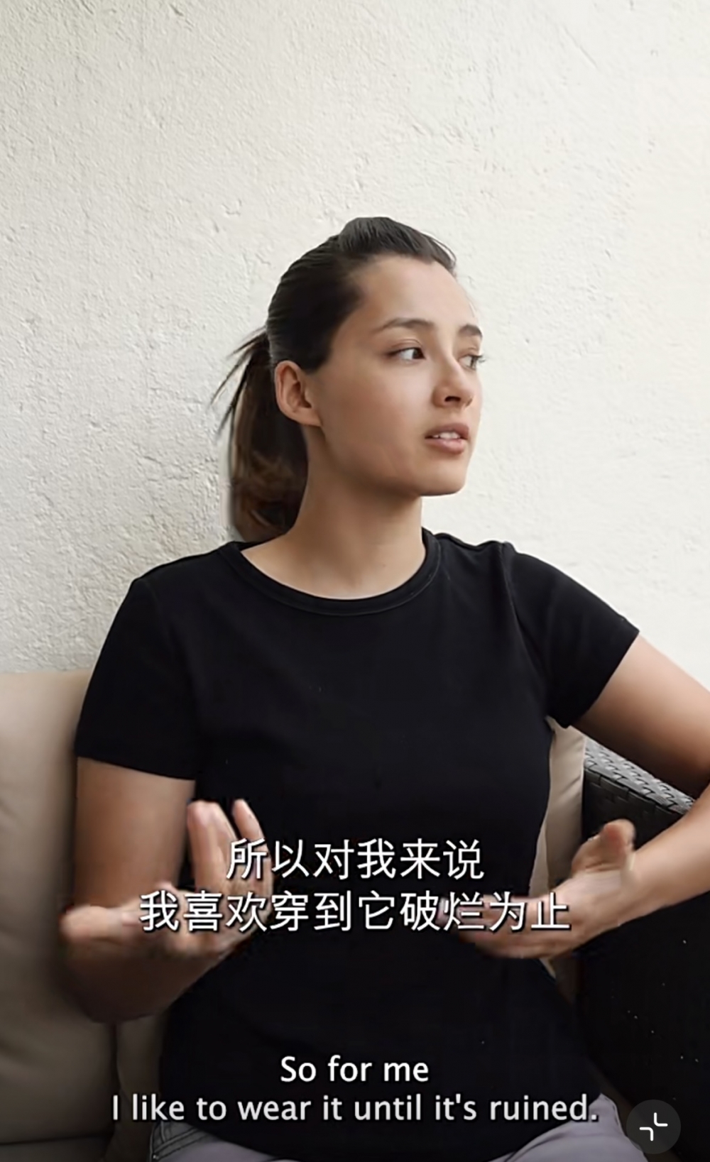 謝嘉怡表示自己唔太追求物質上嘅東西，大部分衣物都會著到破爛先扔！