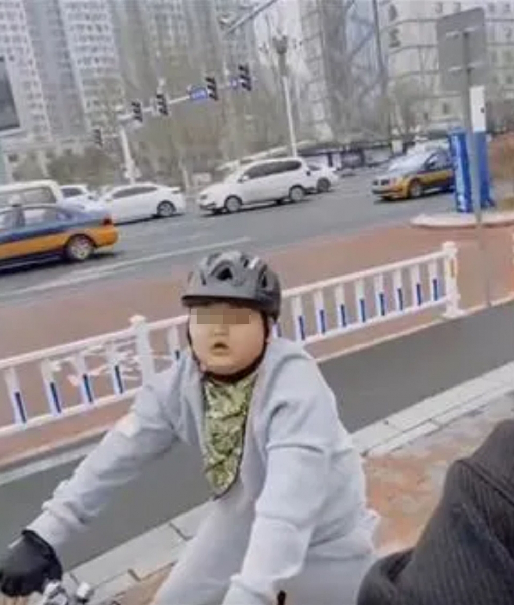 兒子同爸爸一樣身形臃腫。
