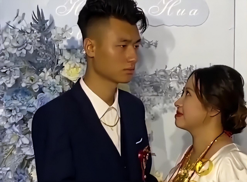 新娘雍容華貴,更忍唔住含情脈脈望住新郎,盡顯愛意~
