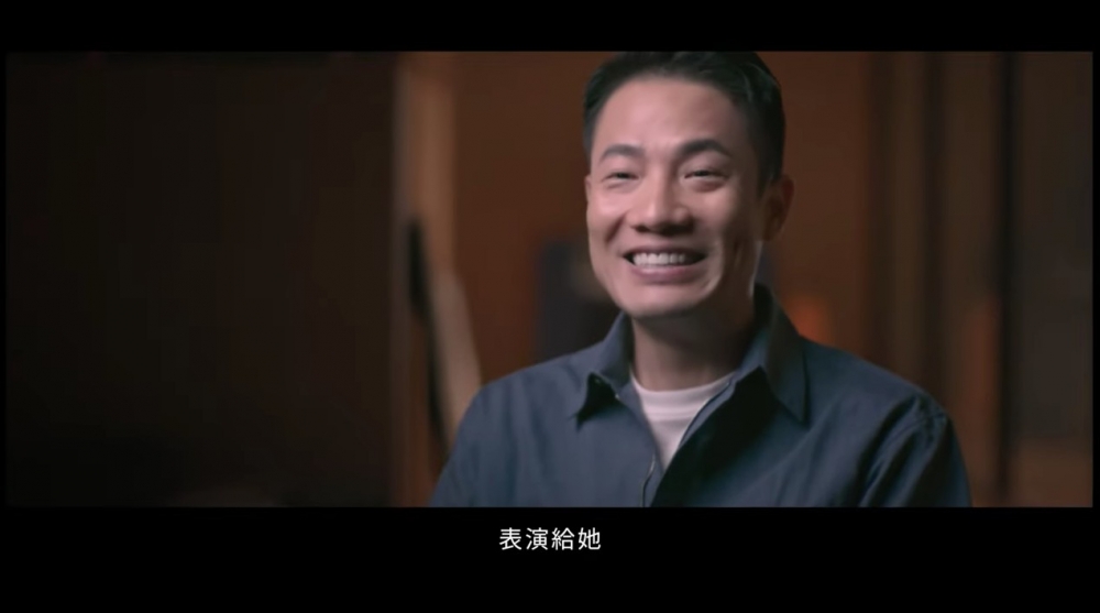 丁子高自我介紹之後就對住楊千嬅唱歌,兩人傾偈傾到天光