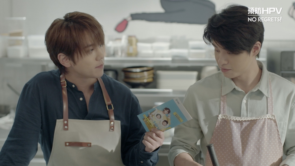 姜濤同「爸爸」一齊整蛋糕，同時提醒爸爸要提早預防HPV。