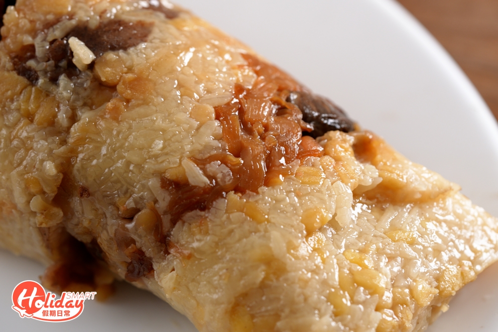 巨型蘆兜糭烚熟後，葉香果然比一般竹葉濃郁，糭身紮實不鬆散，餡料豐富。