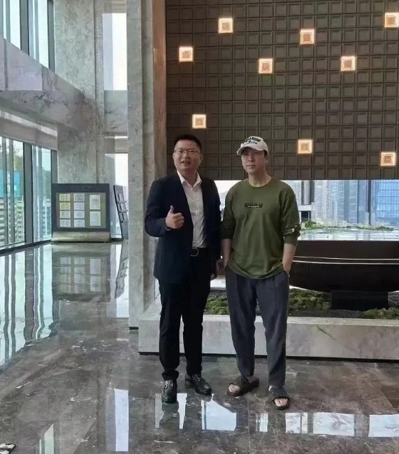 5月初,甄子丹就被網民發現參觀深圳新樓盤