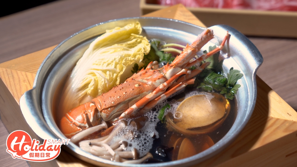 海鮮鍋有齊鮑魚、蜆、和原隻龍蝦,相當豐富!