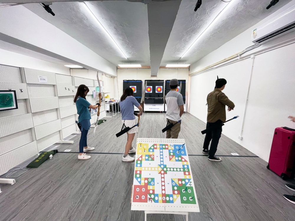 想一嘗成為弓箭手的滋味,位於新蒲崗的室內射箭場「昇準射箭會」就適合你,佔地3800呎,場內共設12條18米長靶道,可以容納多人同時玩,射箭分為傳統弓箭或反曲弓兩種。