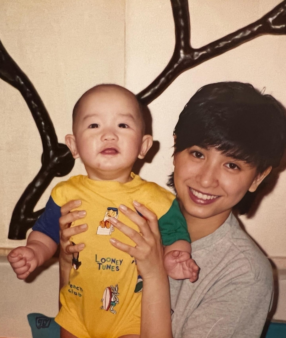 二仔BB時期，短髮嘅吳婉芳青春可愛。