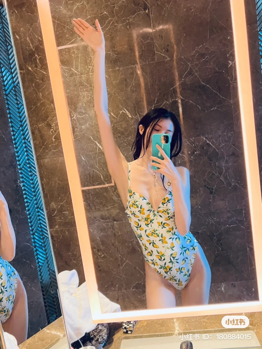 不過一向勤力做gym,又係超模嘅何穗雖然手腳仍然纖幼,但卻顯得肚凸凸