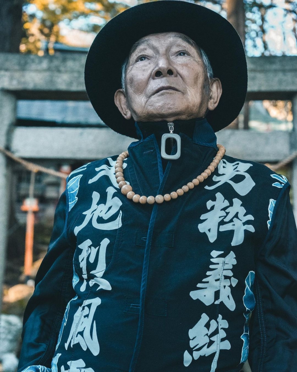 日本秋田縣爺爺Silver Tetsuya本來係一名退休教師,返鄉後竟因為孫兒嘅潮服展開「第二人生」!