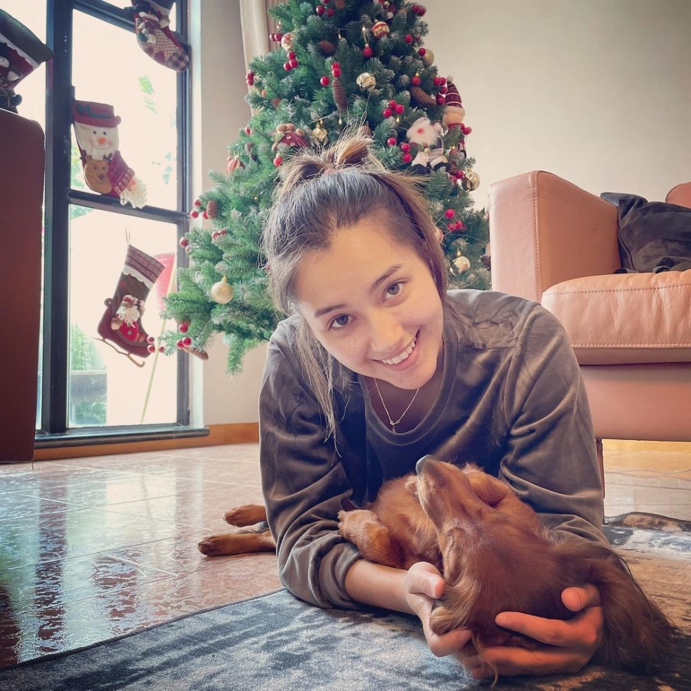 現年26歲嘅謝嘉怡已經喺英國手持兩個物業！