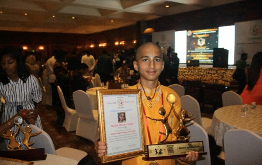 印度神童13歲時首次YouTube上傳影片，直至2020年預言新冠肺炎開始受到關注，同年更以「世界最年輕的占星家」名義獲得2020年GCPA神童獎