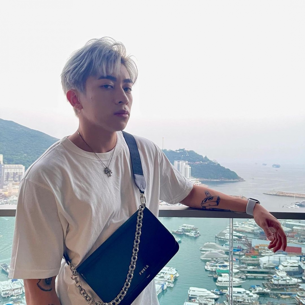 讀室內建築設計嘅Tyson Yoshi不時會喺IG自拍，意外公開所住豪宅，露台飽覽遊艇會海景，裝修亦十分高級。