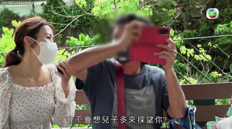 利穎怡被陳小姐用手肘大力批面