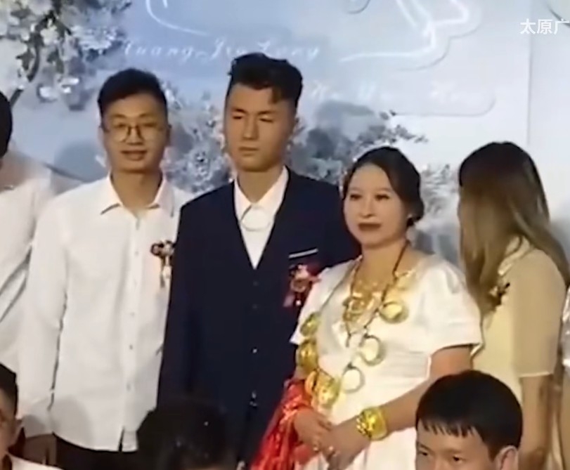 未計手上嘅金器,淨係條頸新娘已戴咗至少4對龍鳳鈪,仲有金豬牌。