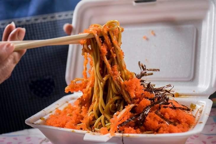 炮製出辣勁十足的辣椒醬,配上冰涼的冷麵,可謂「冰火交融」,嗜辣者不得不試!