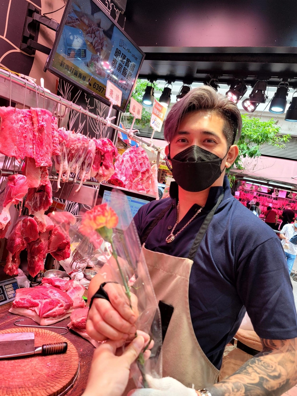 阿威親手送花比母親節當日幫襯嘅女街坊
