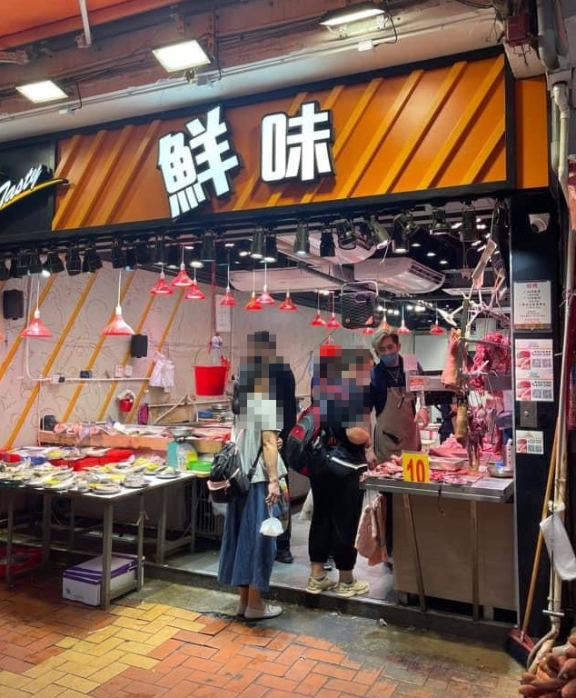 男店員於荃灣新村街《鮮味》豬肉檔工作