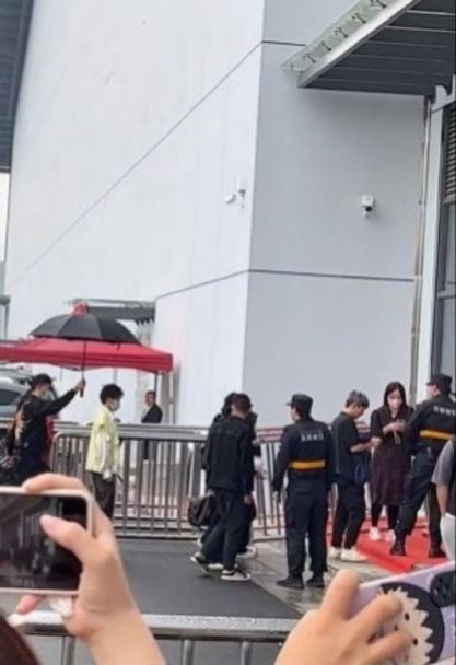 張智霖和王源被網民發現到長沙錄節目。