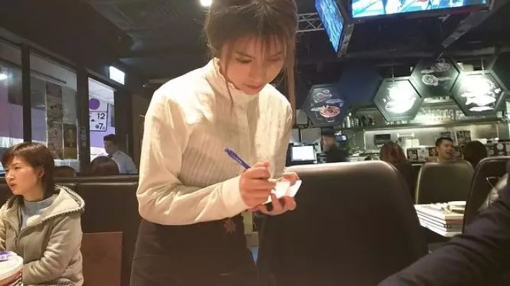 鄧月平數年前在餐廳工作時被偷拍上網。