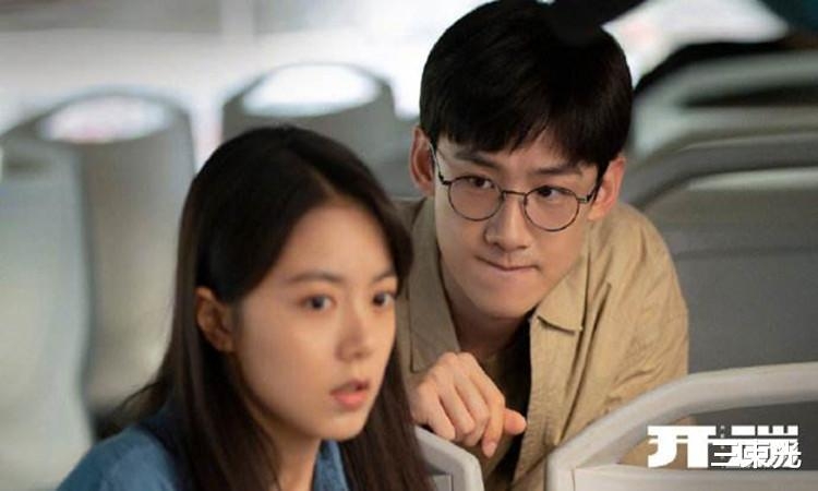 部份網民認為男乘客咁多空位，都要坐係女生旁邊，的確有古怪？！