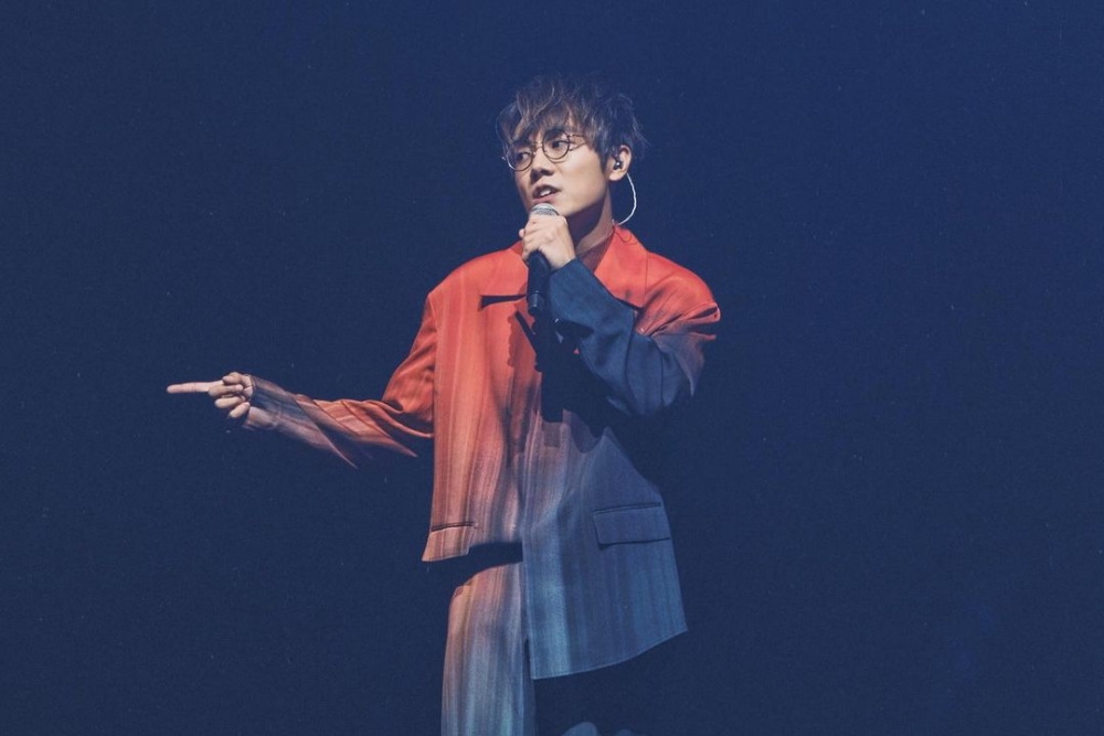 舞台上嘅家謙bb好charm