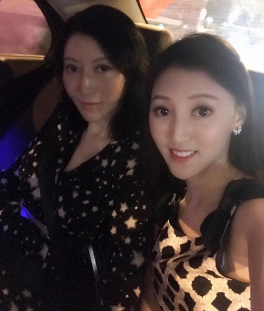 現年30歲嘅何艷娟有指係單親家庭長大，入行前住喺青衣。日前佢就喺IG公開唔少母女合照慶祝母親節