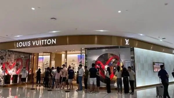 事件傳出後,有唔少LV顧客將手袋拎去檢驗,而涉事嘅LV專門店亦出現驗貨長龍