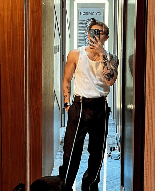 仔仔房間嘅唱片封套design亦曾經係Tyson Yoshi自拍背景