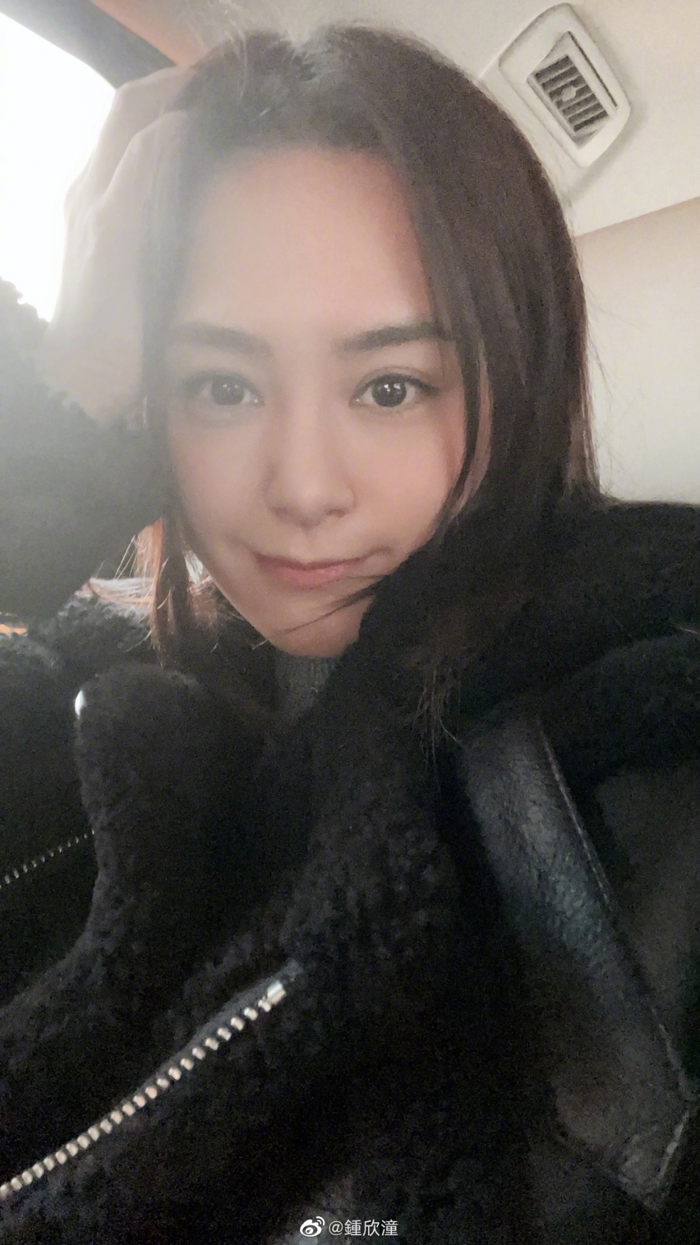 鍾欣潼近日似乎修身成功，過往佢嘅造型經常被網民批評？！