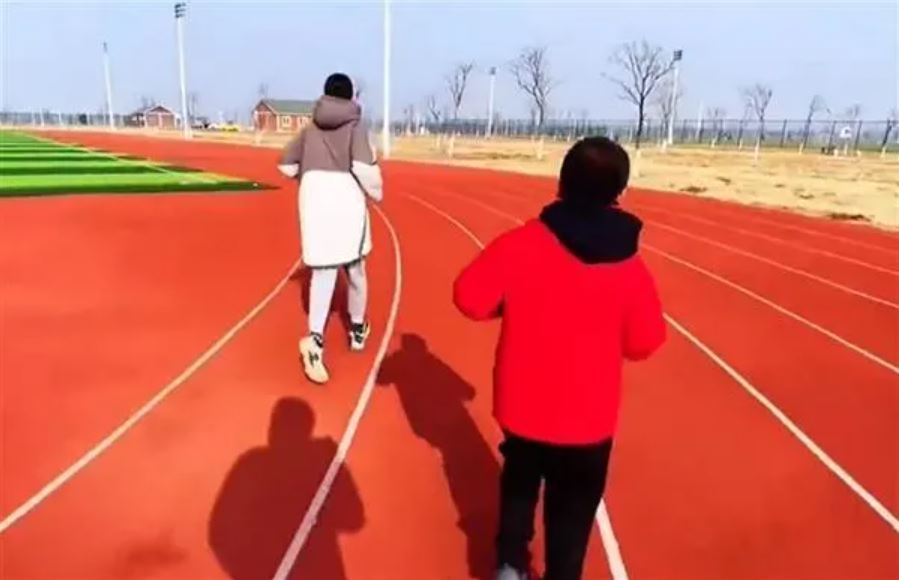 兩父子一起運動