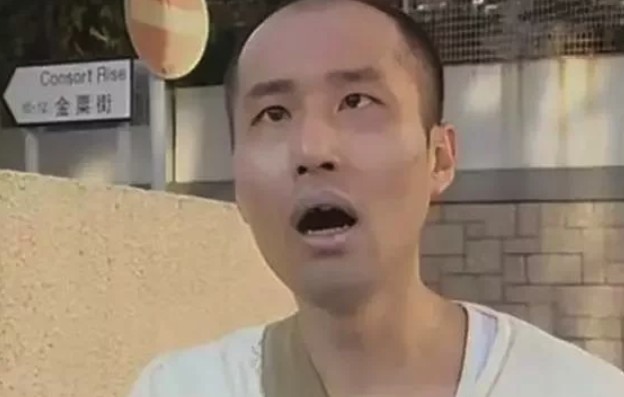 而佢喺現代劇中經常扮演精神病患者等，所以亦被稱為「御用癲人」！