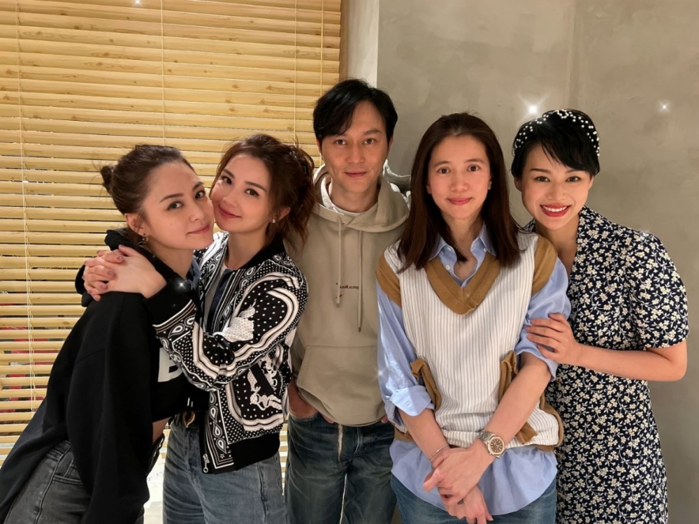 張智霖日前曬出與袁詠儀,以及Twins和胡杏兒和合影。