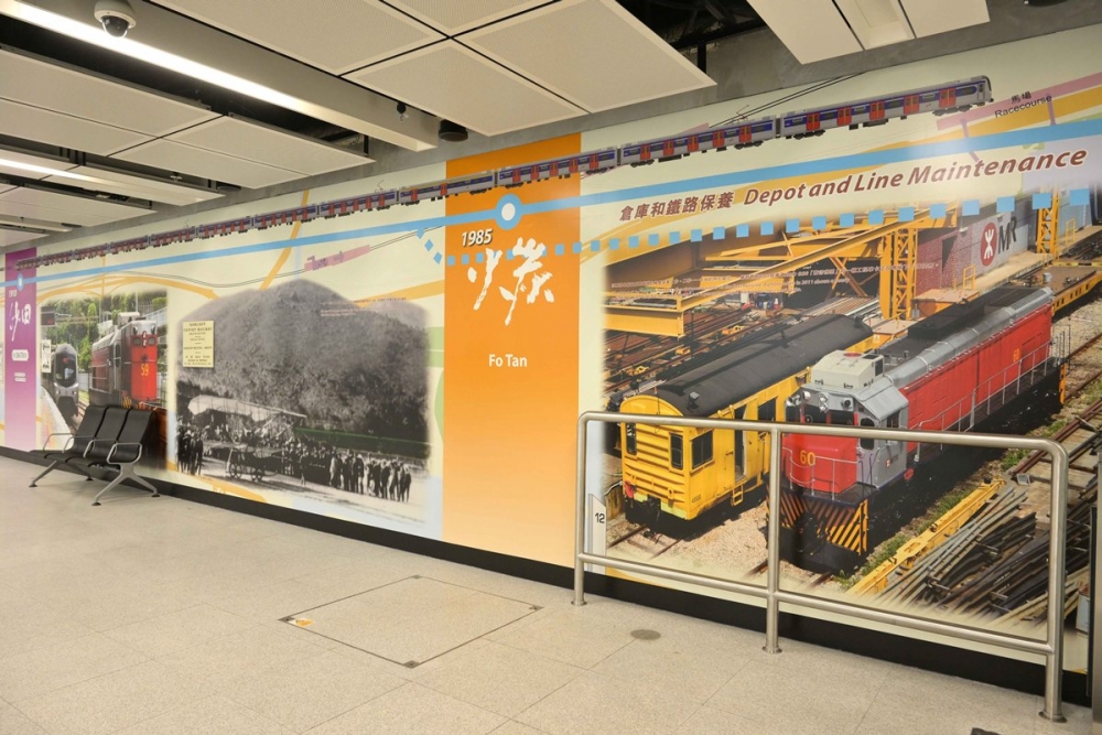 車站内展出的歷史圖片橫跨整個月台。