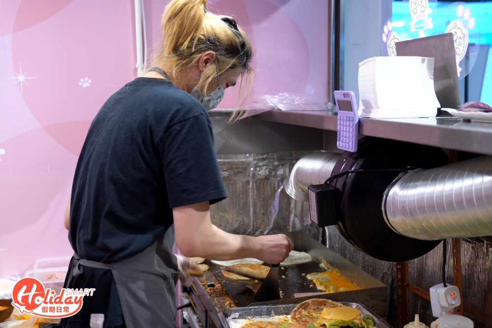 慧食貓除了因為手抓餅好食而留得住客人，老闆待客態度亦是一大焦點，落單有固定的一套玩法，首先向老闆口頭下單，老闆便會告知等候時間，客人只需在指定時間回到舖頭等候和付款即可，老闆記性出名好，不少客人笑言每次落單都好似看老闆表演般，基本上熟客的喜好老闆已經瞭如指掌。收錢亦採取自助找續模式，即是枱面已經放滿零錢，只而將錢放枱面再自行找續即可，全程講求信任，正是此方式令老闆深得民心。