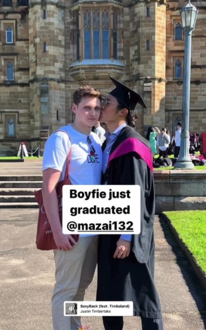 馬在驤嘅同性外籍好友上載咗一張照片，只見二人關係親密！