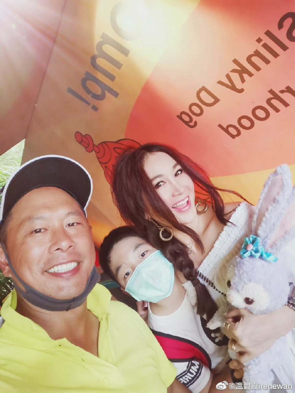 溫碧霞2000年與富商何組光結婚,並收養一名兒子。