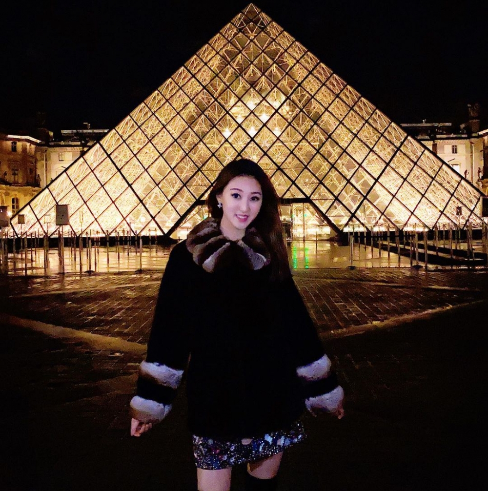 有傳媒影到何艷娟同媽媽去旅行，有指佢離婚後同媽媽去咗至少9個國家旅遊