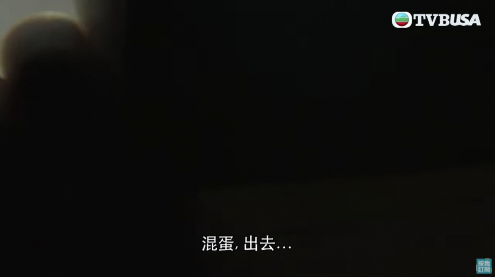 醫生即時以紙遮面,並嘗試趕走拍攝人員。
