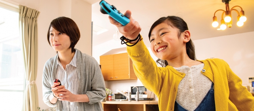 近期掀起《Nintendo Switch 運動》遊玩熱潮,但有網民表示自己一度玩到太激動,甩手掣時唔小心打爆電視?!購買/遊玩前可先了解注意事項~