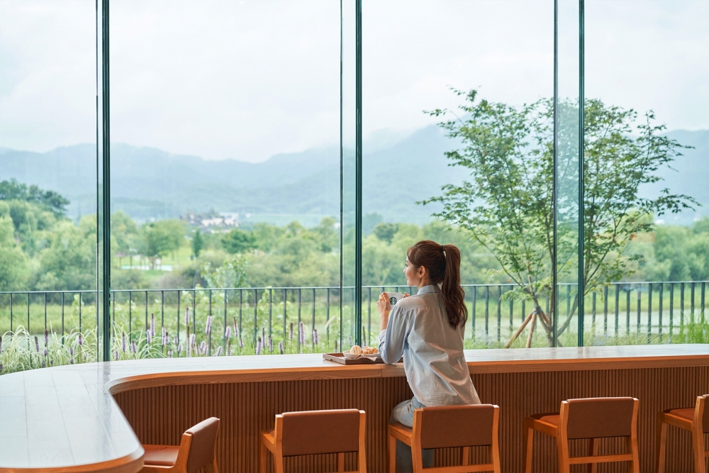 坐在大片落地玻璃窗可觀賞到南漢江嘅絕美景色~