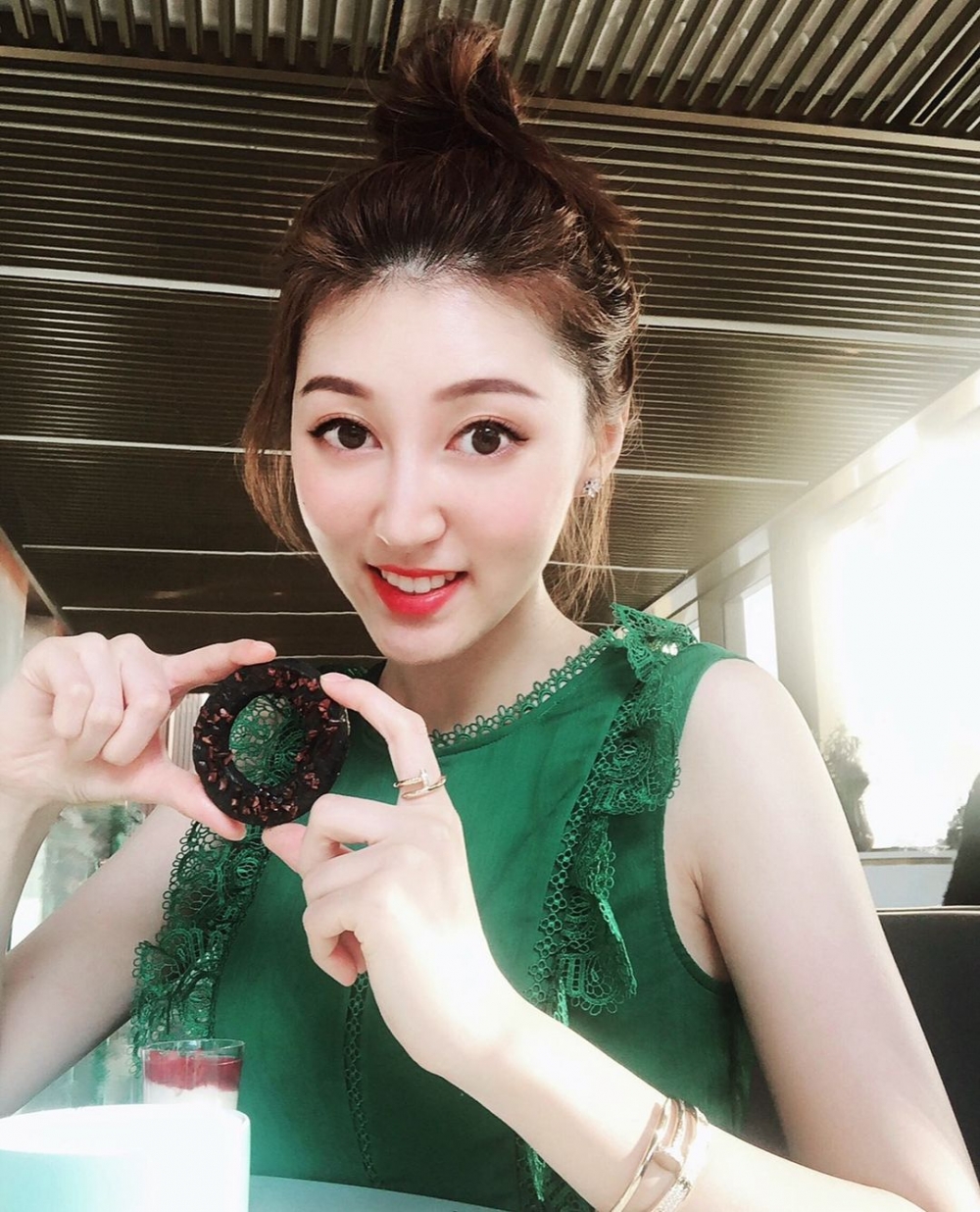 何艷娟生活依然富貴，隨時戴住價值一個首期嘅首飾出門歎下午茶