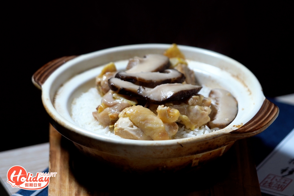 煲仔飯款式多多,大廚特別推介北菇滑雞煲仔飯,雞件肉質滑嫩不柴口,淋上醬油令雞件更香口。