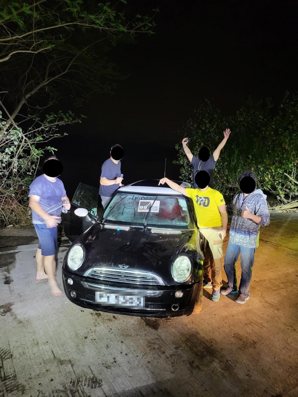 車主同朋友唔知點解好開心