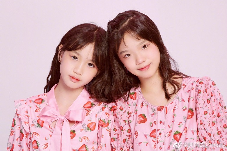 Cayla(左)與姐姐Jaden(右)合影
