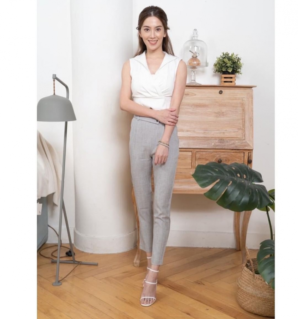 許藍方憑氣質外表以及好身材，深受網民喜愛～