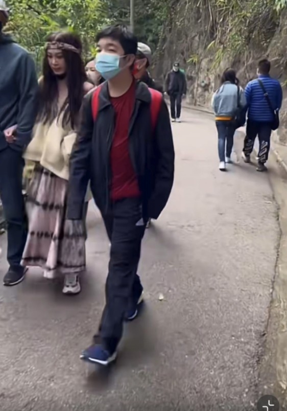 有網民曾募集溫碧霞一家去行山,但佢嘅一身波希米亞風服裝,令網民嚇親!