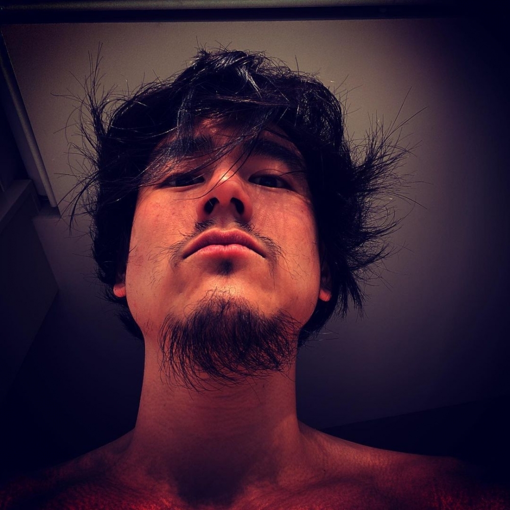 之前彭于晏曾留長髮,加上滿臉鬍鬚,比依家隔離不修邊幅嘅鬚根look更誇張