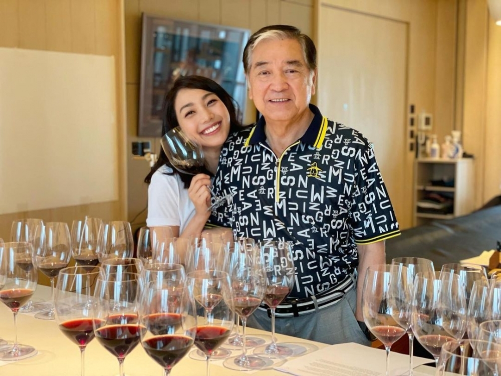 梁盛子已於2016年離開人世，所以主持人問呢個問題即被網民斥佢無做好功課就訪問人，又指呢條問題十分無禮。