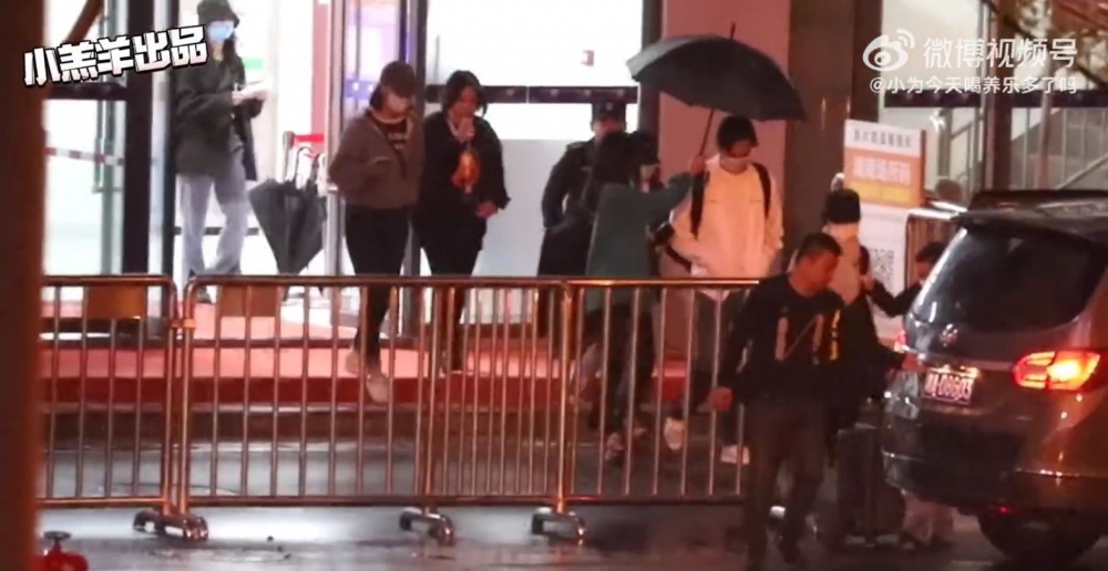 張智霖被網民發現進出錄製《聲生不息》嘅錄音大樓。